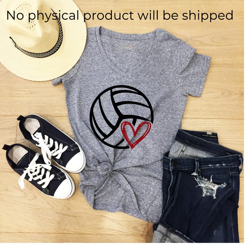 Peut inclure: Un t-shirt gris chin&eacute; &agrave; col en V avec un motif de ballon de volley-ball noir et un c&oelig;ur rouge. L'article est pr&eacute;sent&eacute; avec un chapeau de paille, des baskets noires &agrave; lacets blancs et un jean bleu fonc&eacute; us&eacute;. Le texte indique : No physical product will be shipped.