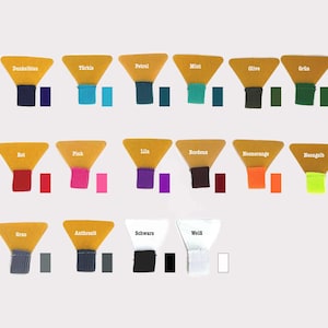 Könnte beinhalten: Ein Set mit 18 Farbmustern mit Namen in Deutsch. Jedes Muster ist ein dreieckiges Stück Stoff mit einer kleinen Stoffprobe in der entsprechenden Farbe.