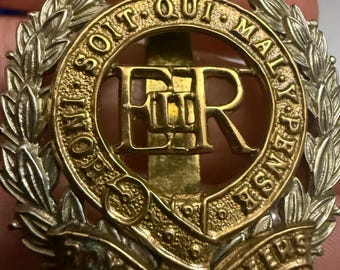 Insignia de gorra metálica vintage de los Ingenieros Reales Británicos de la Segunda Guerra Mundial