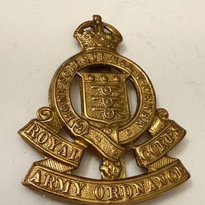 WW2 vintage  British Army RAOC Royal Army Ordnance Corps Slider Cap Badge