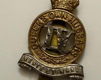 Insignia de gorra del ejército británico de la Segunda Guerra Mundial, 4.º Regimiento de Húsares de la Reina