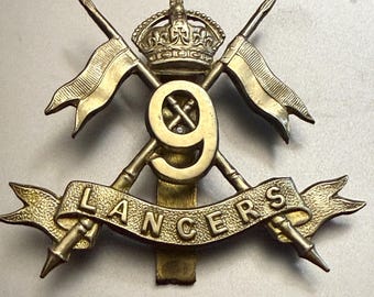 Insignia de gorra del ejército británico, 9.º Regimiento de Lanceros Reales de la Reina