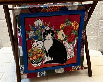 Cesta de costura vintage con marco de madera y estampado de gatos en tela.