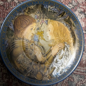 Sulamith Wülfing Bavarian Love Song Fairy Tale Wall Plate, &quot;Das Gelöbnis&quot; Second Plate in Liebeslied Collectors Plate  , Koenigszelt