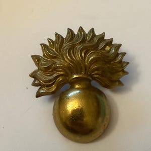 Grenadier Guards - vintage  British Army Cap Badge