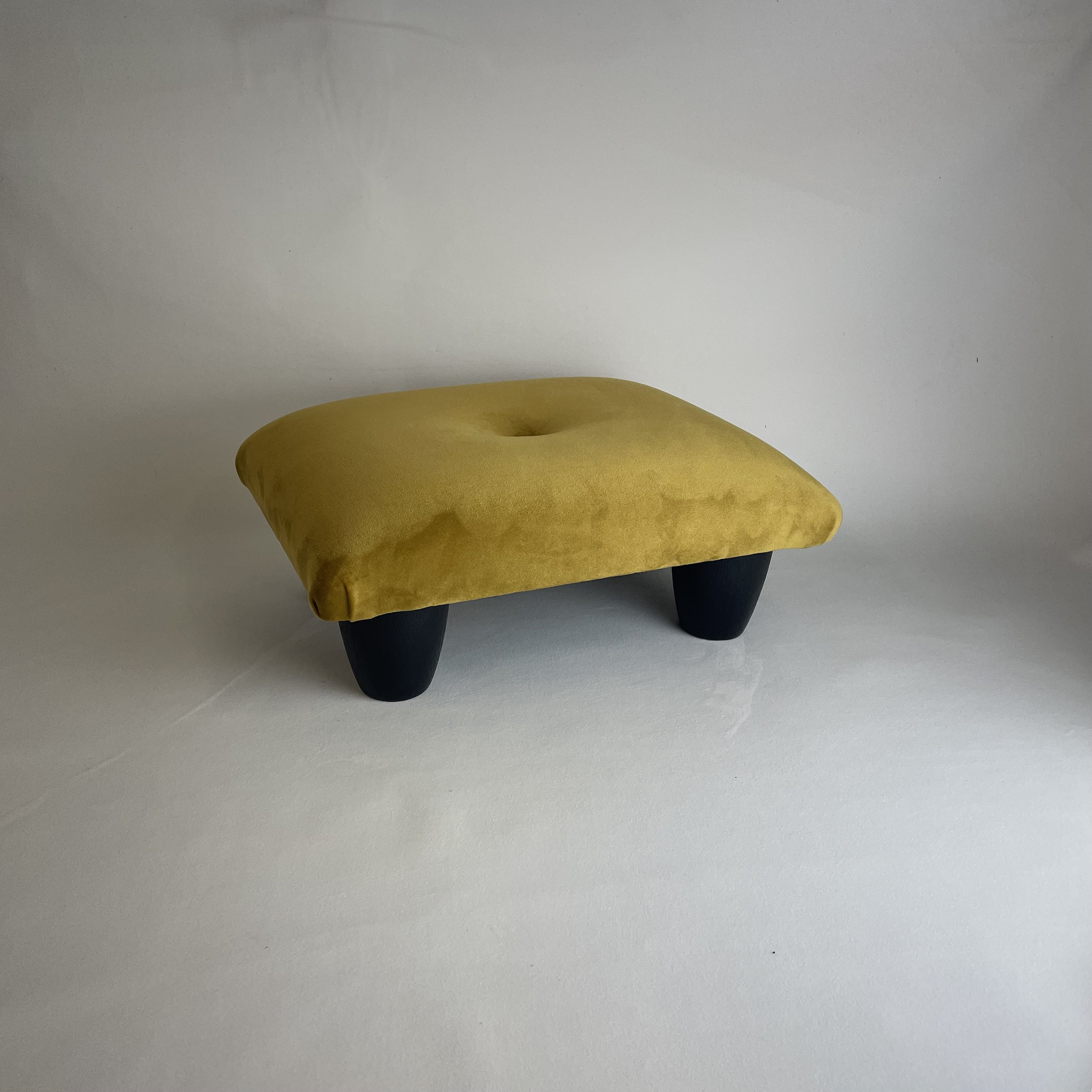 Small Under Desk Multicolour 9-10 Cm Footstool With BUTTON / Small