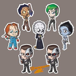 Op de afbeelding: Een set van tien geïllustreerde stickers met horrorfilmfiguren. De stickers zijn kleurrijk en bevatten personages zoals Freddy Krueger, Jason Voorhees en Michael Myers.