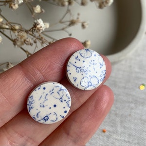 Oversized vintage blue, flower print earrings, Ceramic stud Earrings, floral, delft blue earrings, statement round studs, China 画像 5