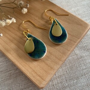 Pendientes de cerámica, colgantes geométricos de color verde azul crujido, pendientes de lágrima, pendientes de declaración, minimalistas, pendientes de gancho, boda de oro imagen 3