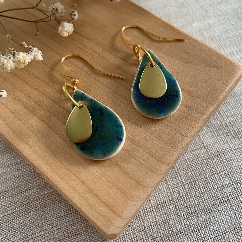 Pendientes de cerámica, colgantes geométricos de color verde azul crujido, pendientes de lágrima, pendientes de declaración, minimalistas, pendientes de gancho, boda de oro imagen 3