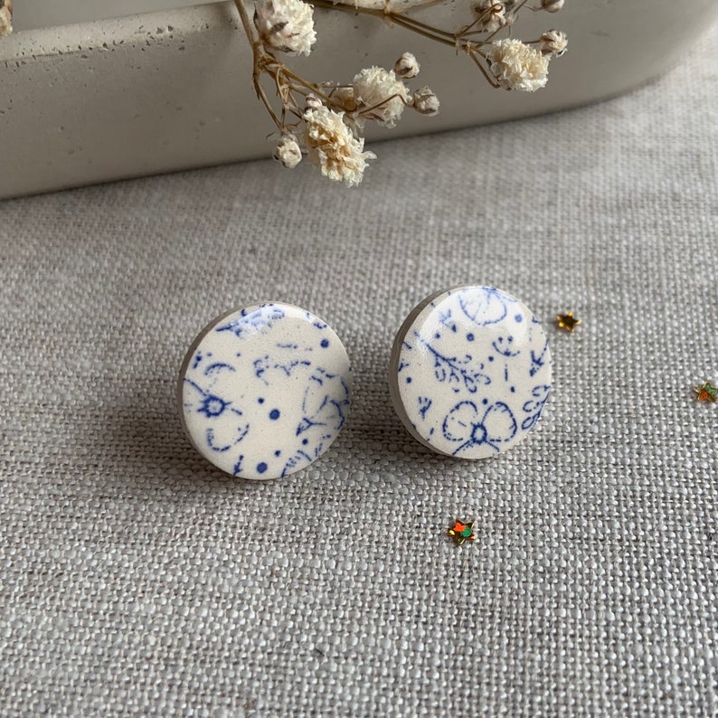 Oversized vintage blue, flower print earrings, Ceramic stud Earrings, floral, delft blue earrings, statement round studs, China 画像 8