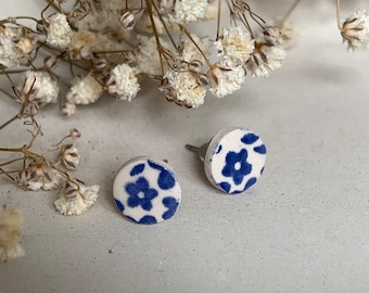 Azul vintage diminuto hecho a mano, pendientes con estampado de flores, aretes de cerámica, pendientes florales, azul delft, pendientes redondos de cerámica