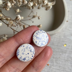 Oversized vintage blue, flower print earrings, Ceramic stud Earrings, floral, delft blue earrings, statement round studs, China 画像 7