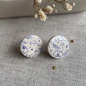 Oversized vintage blue, flower print earrings, Ceramic stud Earrings, floral, delft blue earrings, statement round studs, China 画像 9