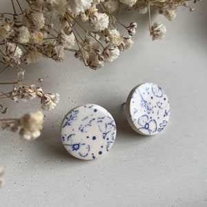 Oversized vintage blue, flower print earrings, Ceramic stud Earrings, floral, delft blue earrings, statement round studs, China 画像 4