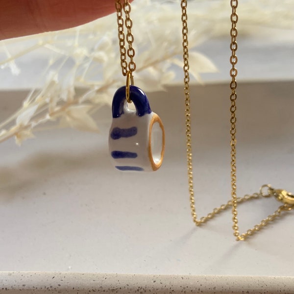 Collier mug en céramique fait main, rayures bleu marine, tasse à thé miniature, pendentif pour les amateurs de café, acier inoxydable