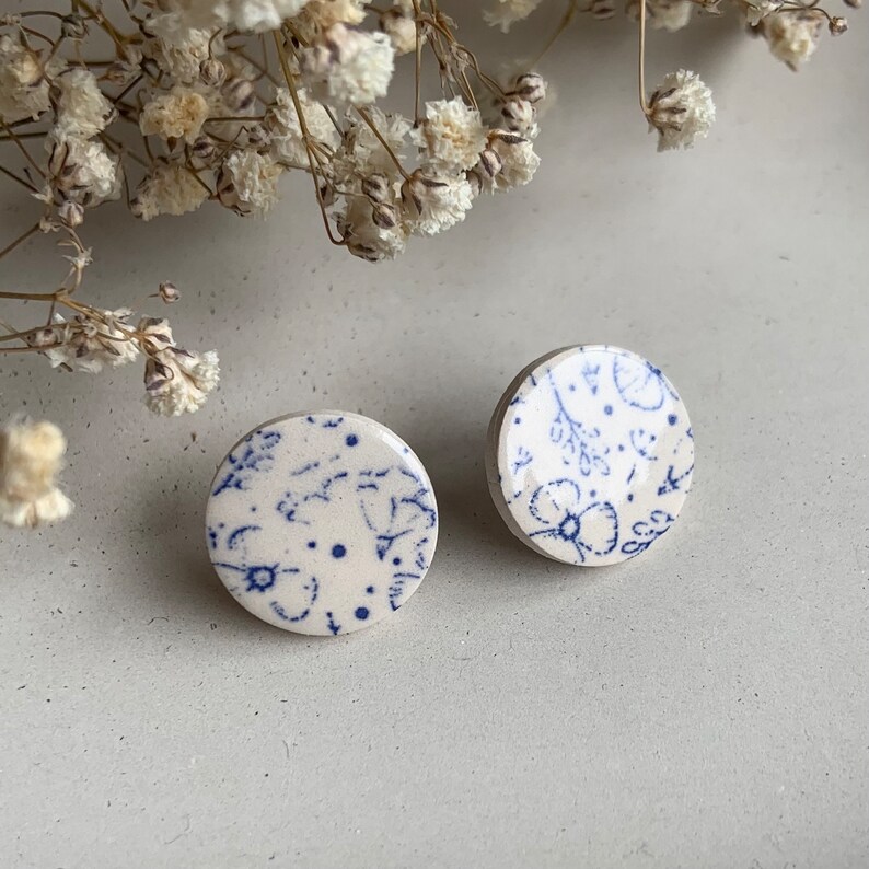 Oversized vintage blue, flower print earrings, Ceramic stud Earrings, floral, delft blue earrings, statement round studs, China 画像 1