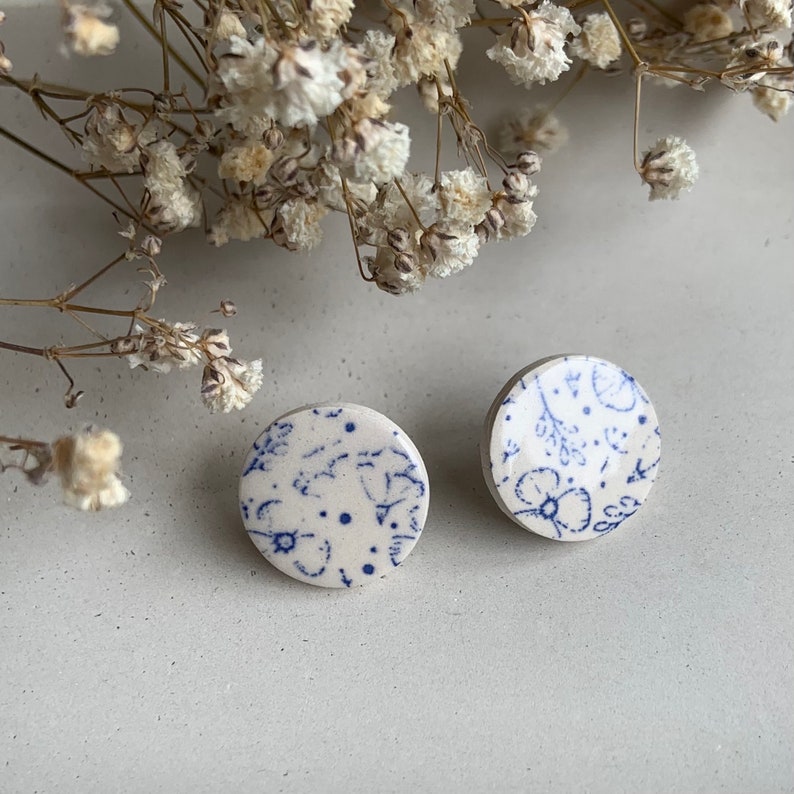 Oversized vintage blue, flower print earrings, Ceramic stud Earrings, floral, delft blue earrings, statement round studs, China 画像 3