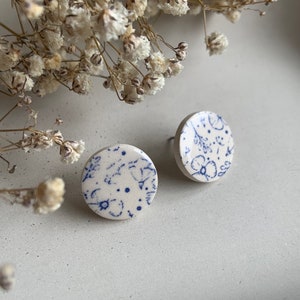 Oversized vintage blue, flower print earrings, Ceramic stud Earrings, floral, delft blue earrings, statement round studs, China 画像 2