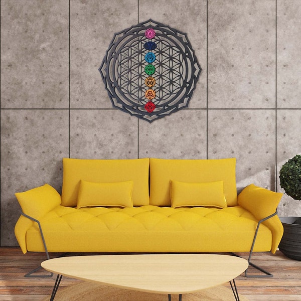 Fleur de vie entourée d'un mandala sculpté avec les 7 chakras; décoration murale XXL, fabrication artisanale et sur mesure.