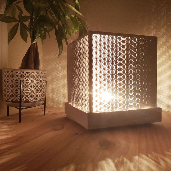 Lampe artisanale en bois découpé au laser avec projection, design japandi et scandinave, personnalisable