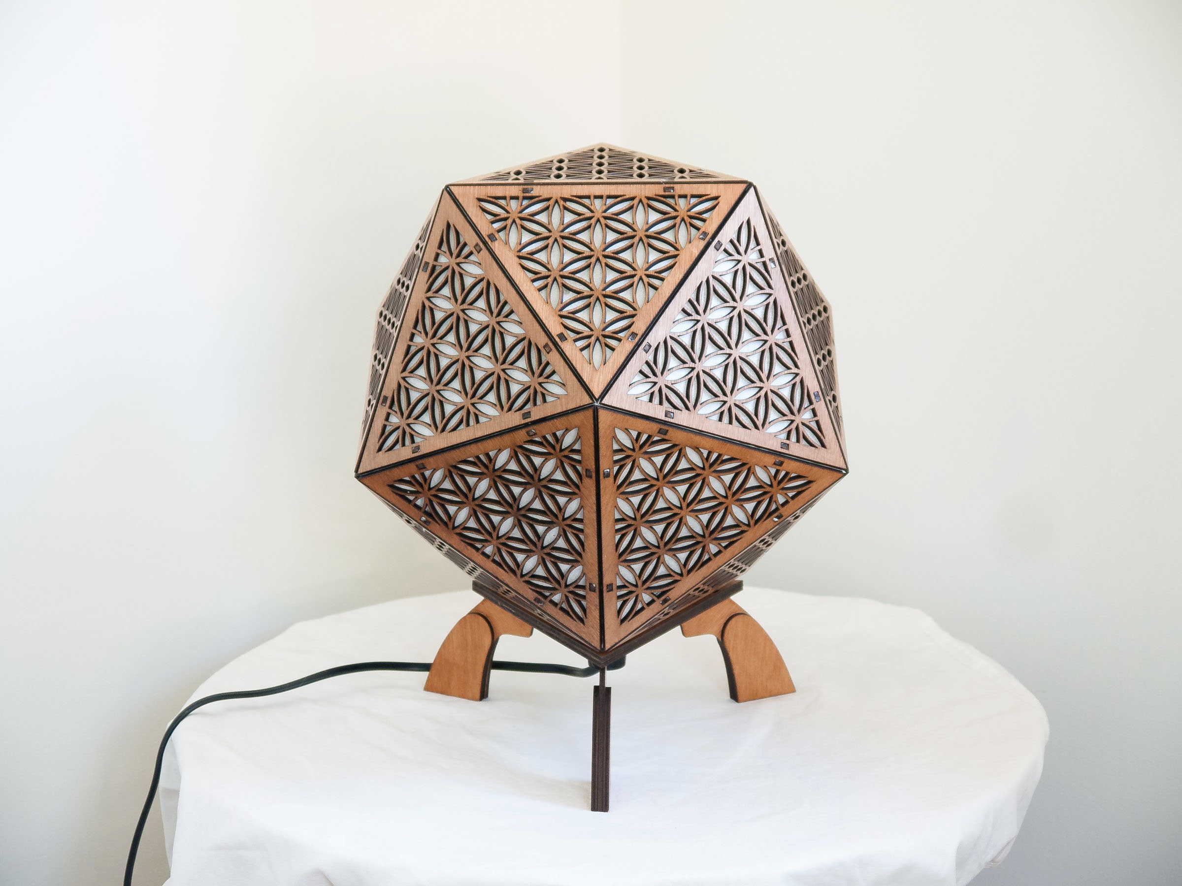 Lampe à Poser en Bois - Lampe de Chevet Suspension Forme Platonique Icosahedron- Fleur Vie Découpe L