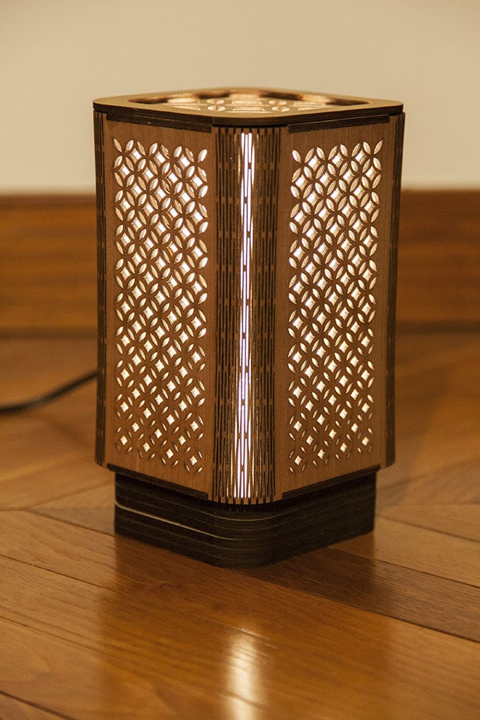 Lampe en Bois Style Japonaise Japandi, Motif Géométrique Japonais Découpe Laser Artisanale.