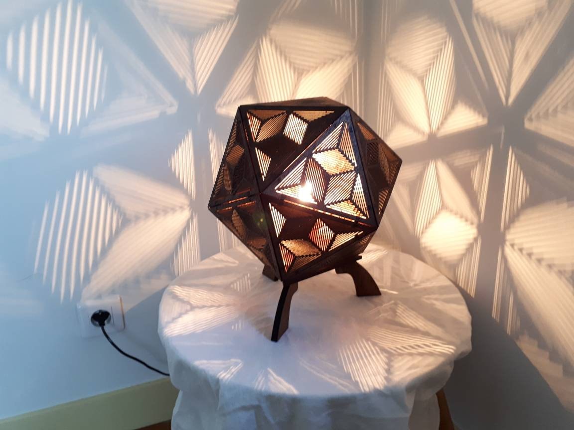 Lampe à Poser en Bois, Lampe de Chevet Forme Platonique Icosahedron, Dessin d'illusion Optique avec 