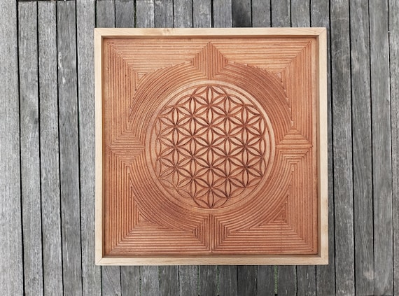 Tableau Fleur de Vie en bois entourée de lignes géométriques donnant un effet 3D
