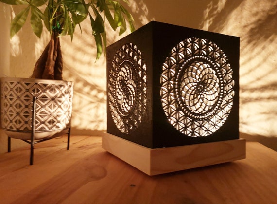 Lampe artisanale en bois avec fleur de vie et graine de vie découpé au laser, personnalisable