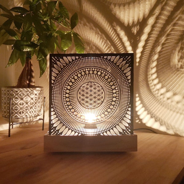 Lampe artisanale en bois avec fleur de vie et mandala découpé au laser, personnalisable