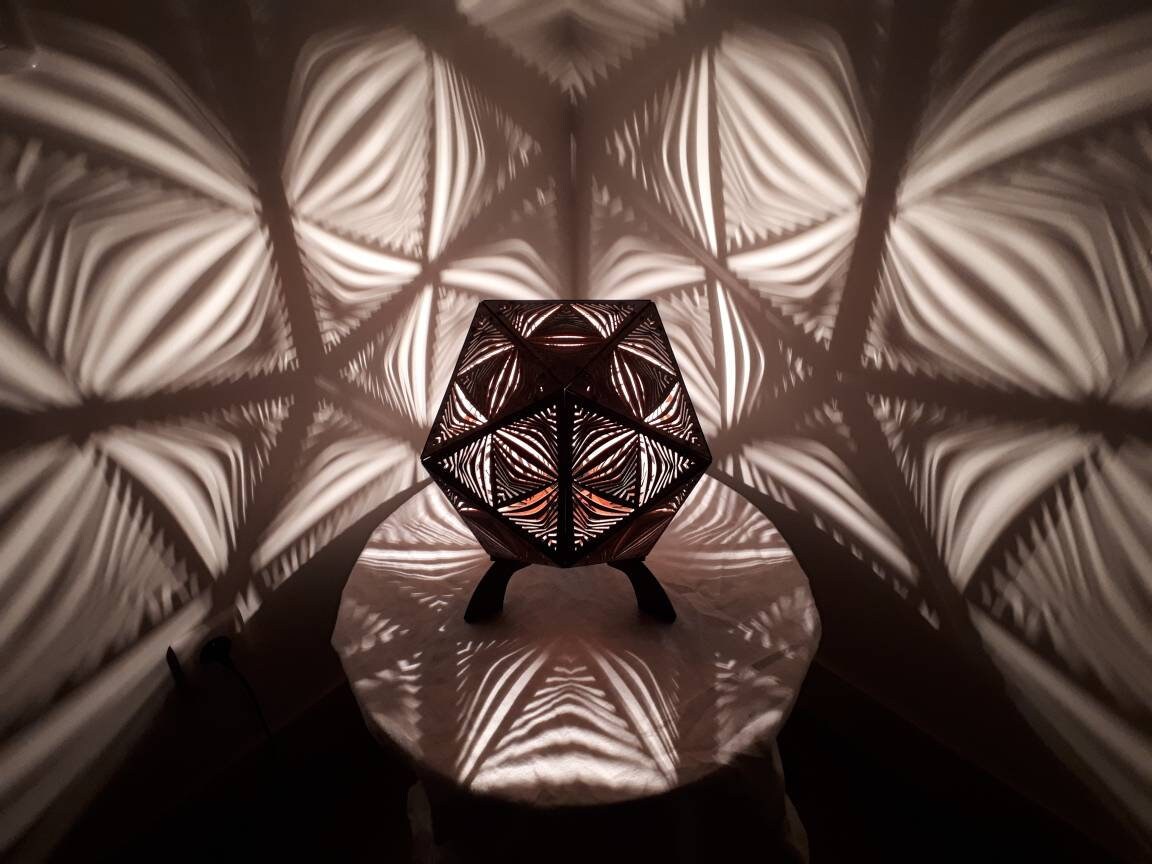 Lampe de Table en Bois à Poser Loss Of Consciousnes - Forme Platonique avec Projection Formes Géomét