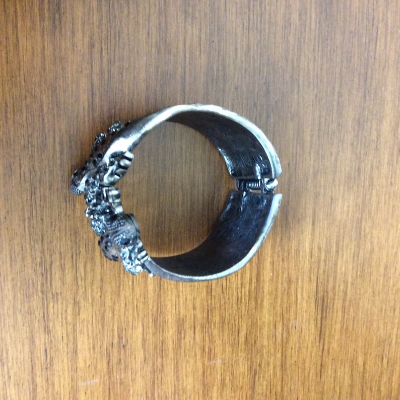 Dual lizard silvertone with black rhinestones cuff bracelet