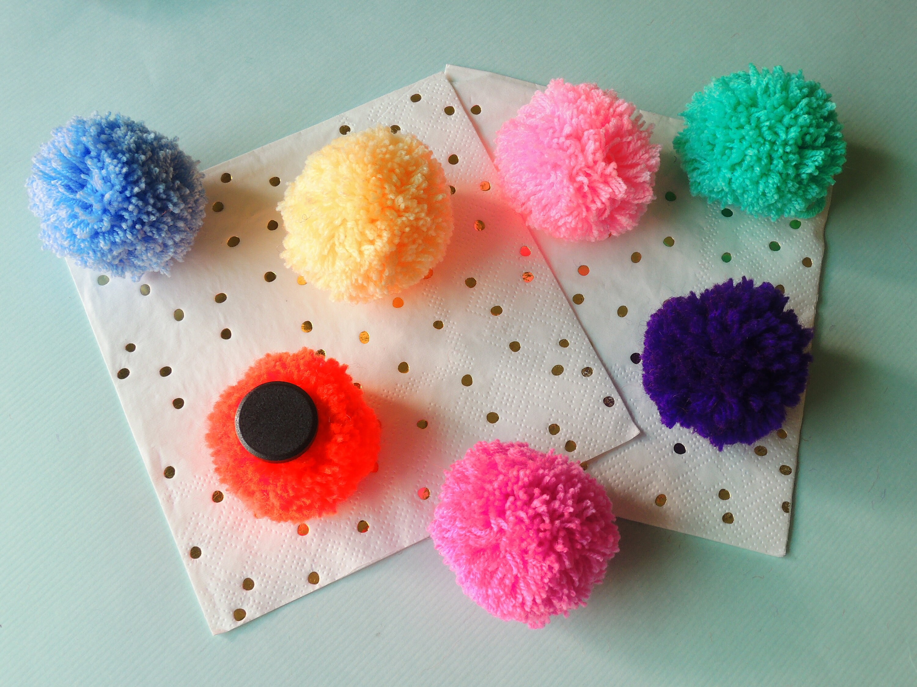 DIY Pom Poms, How to Make Fluffy Pom Poms - Dans le Lakehouse