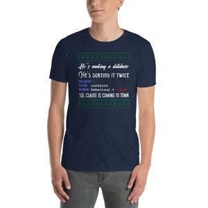 K&ouml;nnte beinhalten: Ein marineblaues T-Shirt mit einem gr&uuml;n-wei&szlig;en Weihnachtsmotiv. Das Shirt zeigt den Text "He's making a database HE'S SORTING IT TWICE SELECT FROM contacts WHERE behaviour = 'nice' SOL CLAUSE IS COMING TO TOWN".