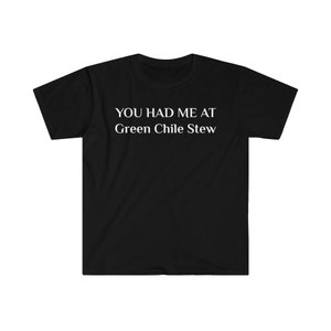 Puede incluir: Camiseta negra con el texto blanco "YOU HAD ME AT Green Chile Stew". La camiseta tiene cuello redondo y mangas cortas. El texto está centrado en la parte delantera de la camiseta.