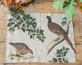 リネンプレースマットセット：森の鳥のプリント、ロッジテーブルデコレーション