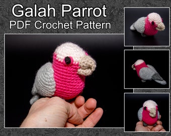 Op de afbeelding: Een gehaakte roze en grijze Galah-papegaai, een soort kaketoe, wordt in drie verschillende poses getoond. De papegaai is gemaakt van garen en heeft een realistisch uiterlijk. De afbeelding bevat de tekst "Galah Parrot PDF Crochet Pattern".