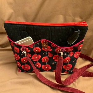 Bolso de mano con amapolas
