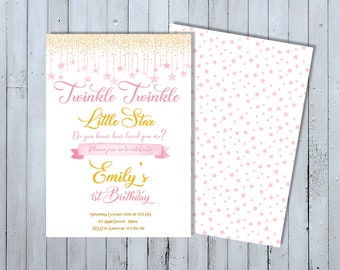 Puede incluir: Invitación de primer cumpleaños rosa y dorada con el tema "Twinkle Twinkle Little Star". La invitación presenta una cinta rosa con letras doradas que dicen "Emily's 1st Birthday".