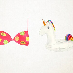 Op de afbeelding: Een roze bikini top met een fruitprint en een witte eenhoorn zwemband met regenboogaccenten.