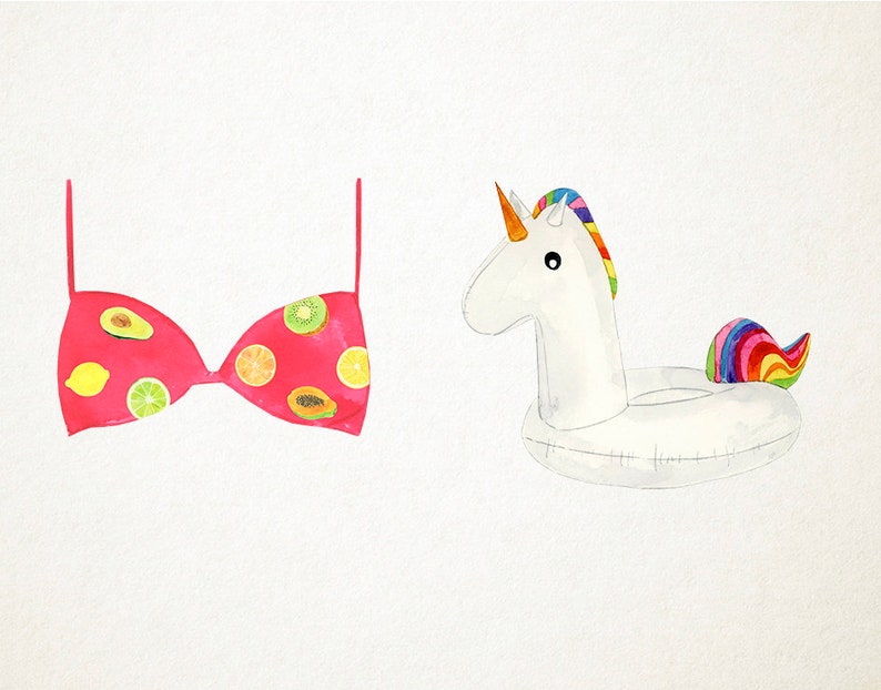 Op de afbeelding: Een roze bikini top met een fruitprint en een witte eenhoorn zwemband met regenboogaccenten.