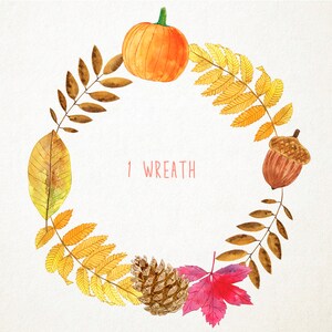 Peut inclure: Une couronne aquarelle avec des feuilles d'automne, une petite citrouille, un gland et une pomme de pin. La couronne est sur un fond blanc et le texte "1 Wreath" est &eacute;crit au centre.