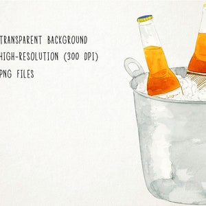 Puede incluir: Tres botellas de vidrio de cerveza en un cubo plateado lleno de hielo. Las botellas est&aacute;n parcialmente sumergidas en el hielo. El cubo tiene un asa en el lateral.