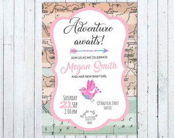 Pode incluir: Convite para chá de bebê rosa e branco com fundo de mapa. O texto diz "Aventura espera!" e "Junte-se a nós para celebrar Megan Smith e sua nova bebê". A data é sábado, 21 de setembro às 14:00. O endereço é 123 Nautical Street, Seattle.