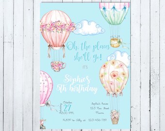 Könnte beinhalten: Eine blaue und rosafarbene Geburtstagseinladung mit einer Aquarell-Illustration von Heißluftballons. Der Text lautet "Oh, the places she'll go! It's Sophie's 5th birthday. October 27, 3:00 PM. Sophie's house, 123 Tea Street, Miami. RSVP to Ally at 123-456-789."