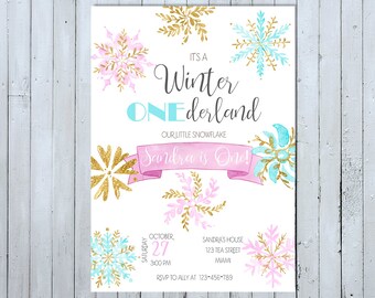 Op de afbeelding: Een uitnodiging voor een winterwonderland-thema eerste verjaardag met sneeuwvlokken en gouden glitteraccenten. De tekst luidt "Het is een winterwonderland, Onze kleine sneeuwvlok, Sandra is één!" met de datum, tijd en locatie eronder.