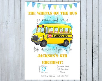 Puede incluir: Un autobús escolar amarillo con las palabras "THE WHEELS ON THE BUS go round and round" y "STOP SCHOOL BUS" impresas en él. El autobús está sobre un fondo de acuarela azul y blanco. El texto "Ride on over and join us for JACKSON'S 6TH BIRTHDAY!" está impreso debajo del autobús. La invitación incluye la fecha, la hora, la ubicación y la información de RSVP.