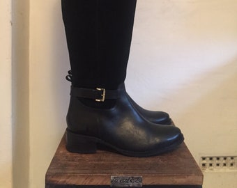 carvela signet boot