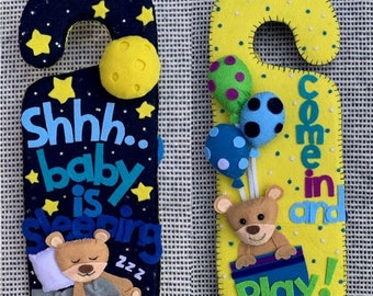Cintre de porte de bébé en feutre fait à la main - Garçons, cintre de porte de chambre de bébé, conception à deux côtés « Baby Sleeping / Baby Awake »